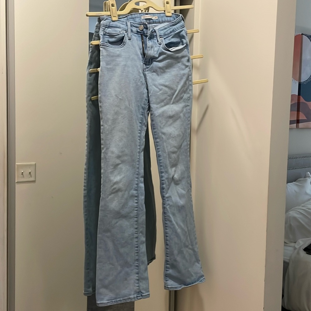 Light wash Levi’s 725 High Rise Bootcut jeans. Size 25